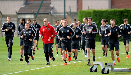 记者：王刚伤情比想象中好，侯森缝了20多针坐火车返京（记者称王刚伤势好于预期，侯森缝20余针已乘火车回京）