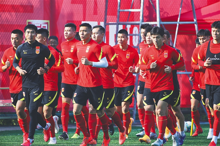 足球世界杯比赛用球曝光，设计引好评（世界杯官方比赛用球亮相，设计广受好评）