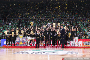 瓜帅：我们要拿98分才能英超夺冠；与摄影师冲突后马上道歉了（瓜帅：英超夺冠需拿到98分；与摄影师冲突后已迅速道歉）