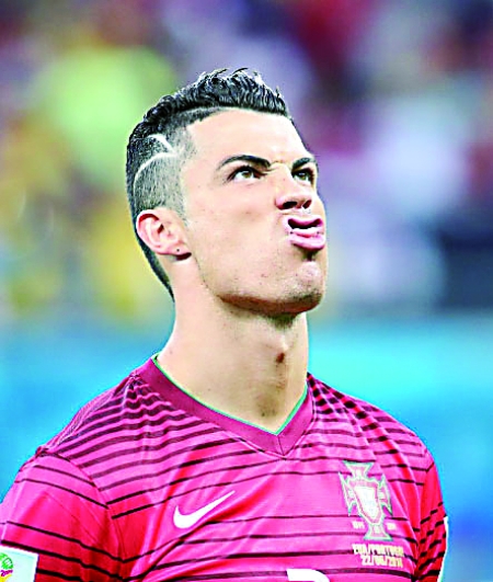 阿隆索驾车离开伯纳乌获皇马球迷力挺：耐心点，我们信任你！（伯纳乌外，皇马球迷为阿隆索打气：耐心点，我们相信你！）