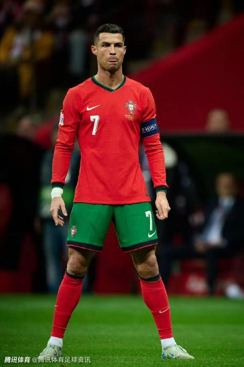 拜仁慕尼黑莱万多夫斯基帽子戏法（莱万多夫斯基为拜仁上演帽子戏法）